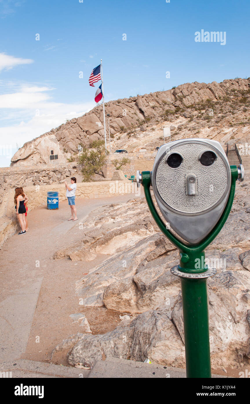 La donna prende foto di adolescenti in Murchison Rogers Park a El Paso, TX, Stati Uniti d'America Foto Stock