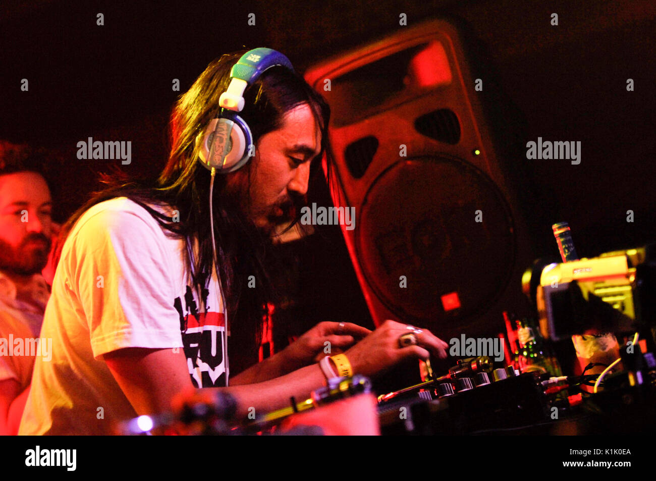 Dj steve aoki eseguendo come danny masterson sfondo orologi hard summer festival santuario expo hall di los angeles luglio 19,2008. Foto Stock