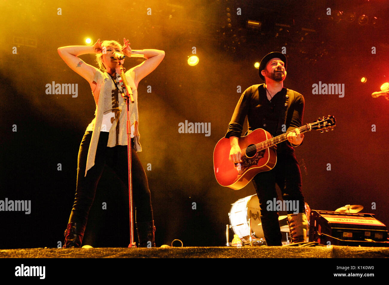 (L-r) jennifer ortiche kristian bush sugarland esegue stagecoach,California's county music festival il giorno 1 Aprile 24,2010 indio,ca. Foto Stock