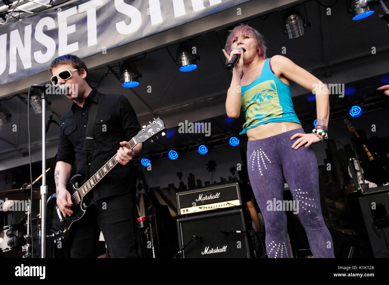 (L-R) Chad Petree Sisicely Treasure Shiny Toy Guns esegue il giorno 3 2. Festival annuale di musica Sunset Strip il 12,2009 settembre Los Angeles, California. Foto Stock