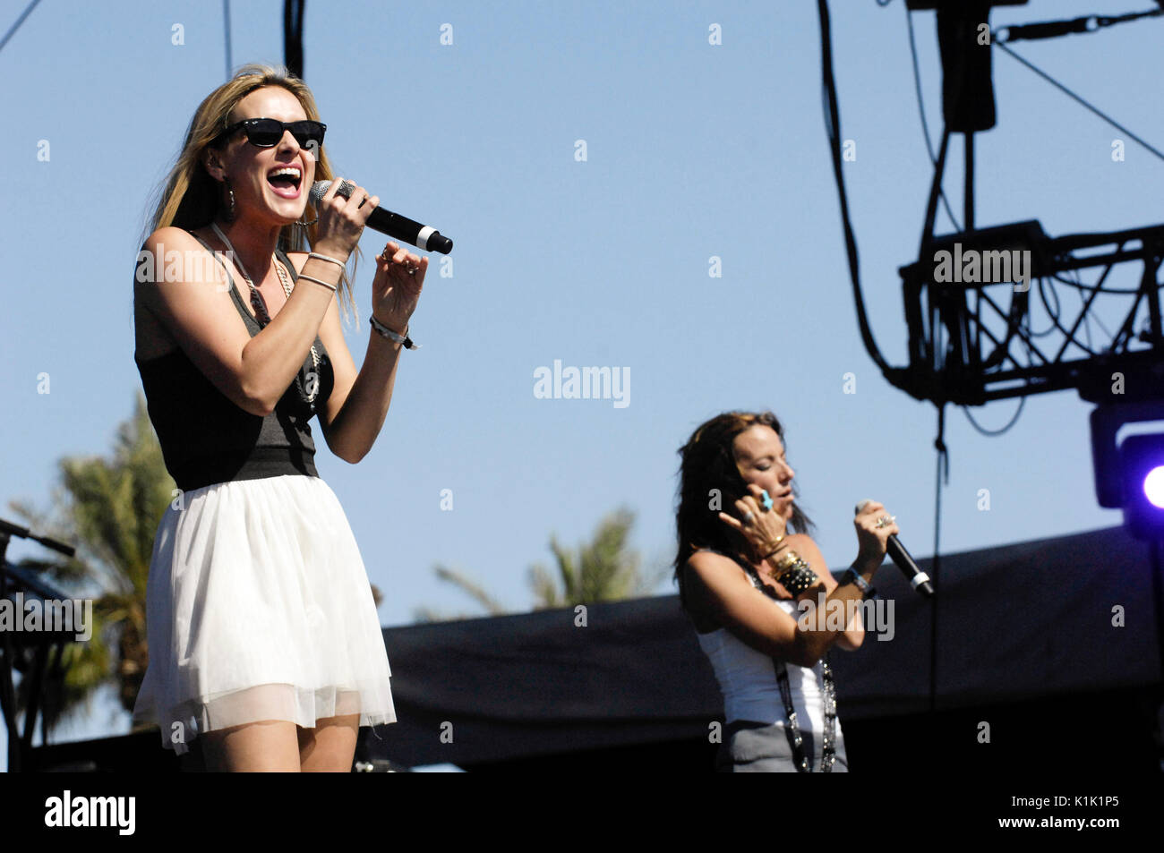 (L-r) caroline cutbirth tayla lynn rubare angeli eseguire stagecoach,California's county music festival il giorno 1 Aprile 30,2011 indio,ca. Foto Stock