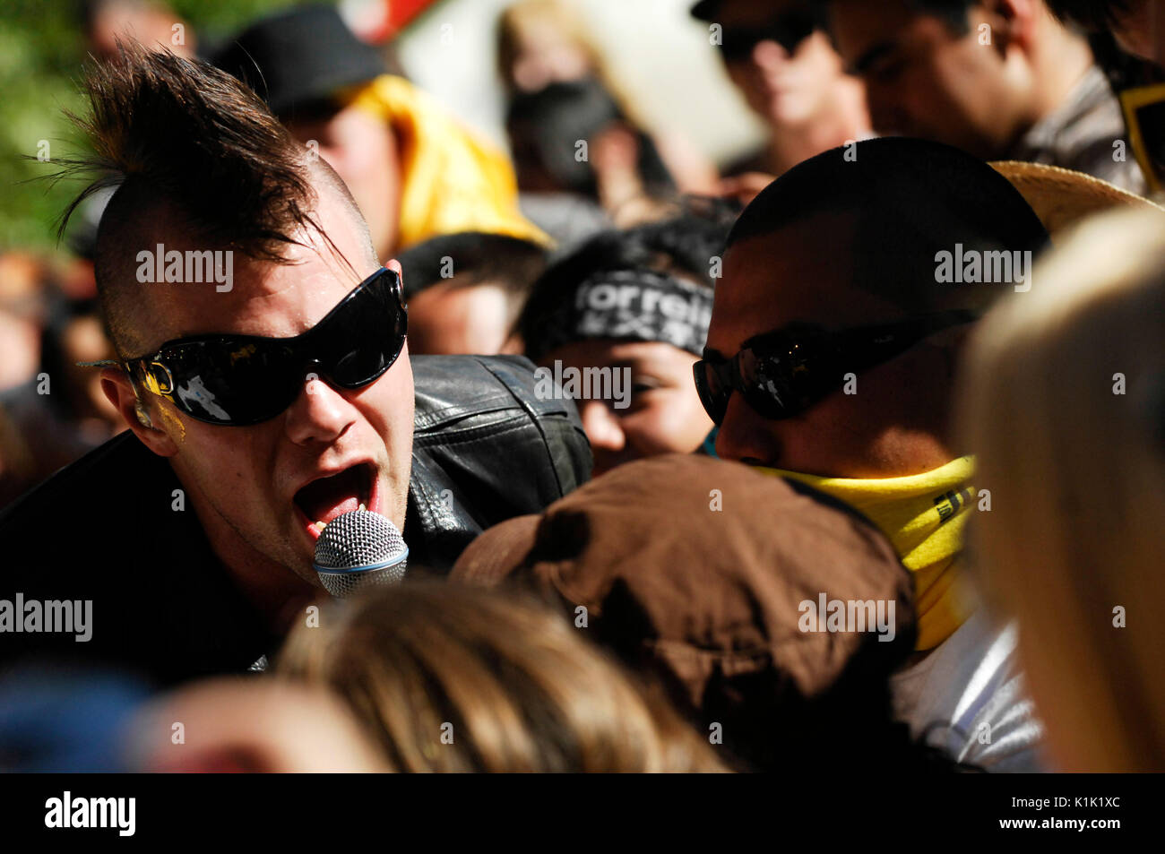 Bobby Alt Street Drum Corps esecuzione 2008 Projekt Revolution Tour Verizon Wireless Amphitheatre Irvine. Foto Stock