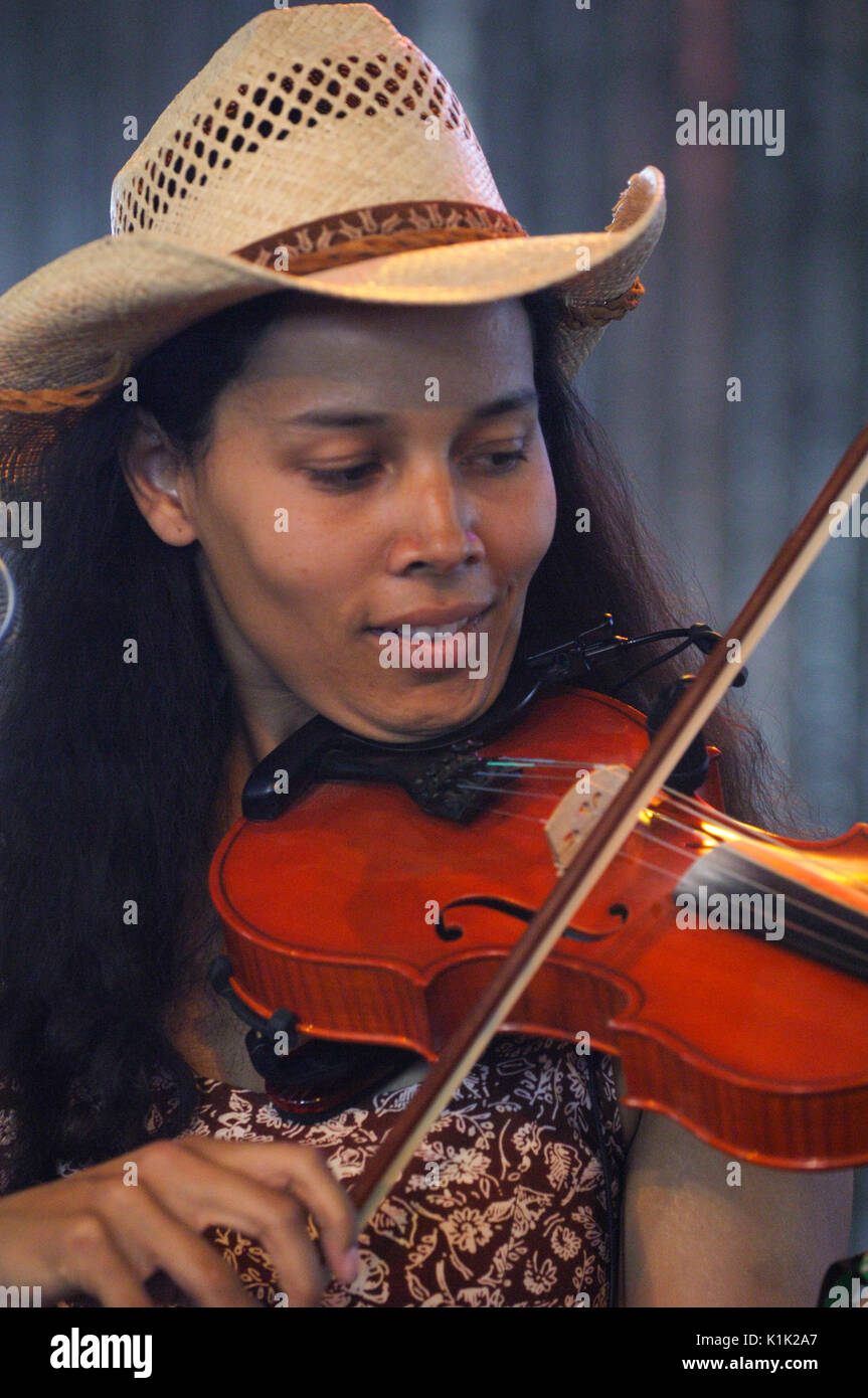 Rhiannon Giddens Carolina gocce di cioccolato esecuzione 2008 Stagecoach Country Music Festival Indio. Foto Stock