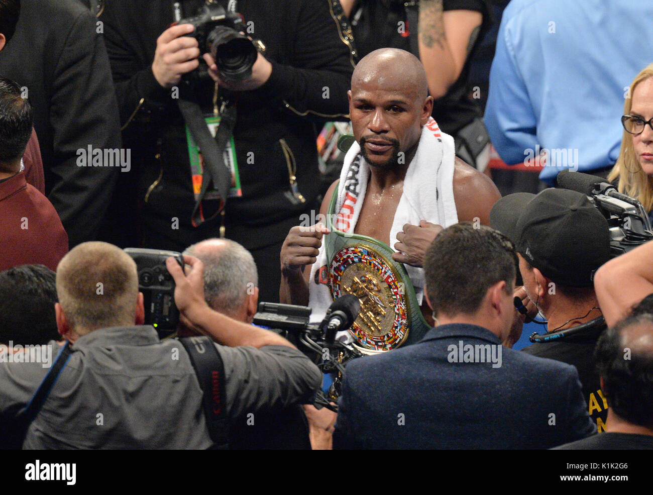 Floyd Mayweather Jnr sconfigge Conor McGregor durante la loro lotta a T-Mobile Arena di Las Vegas. Foto Stock