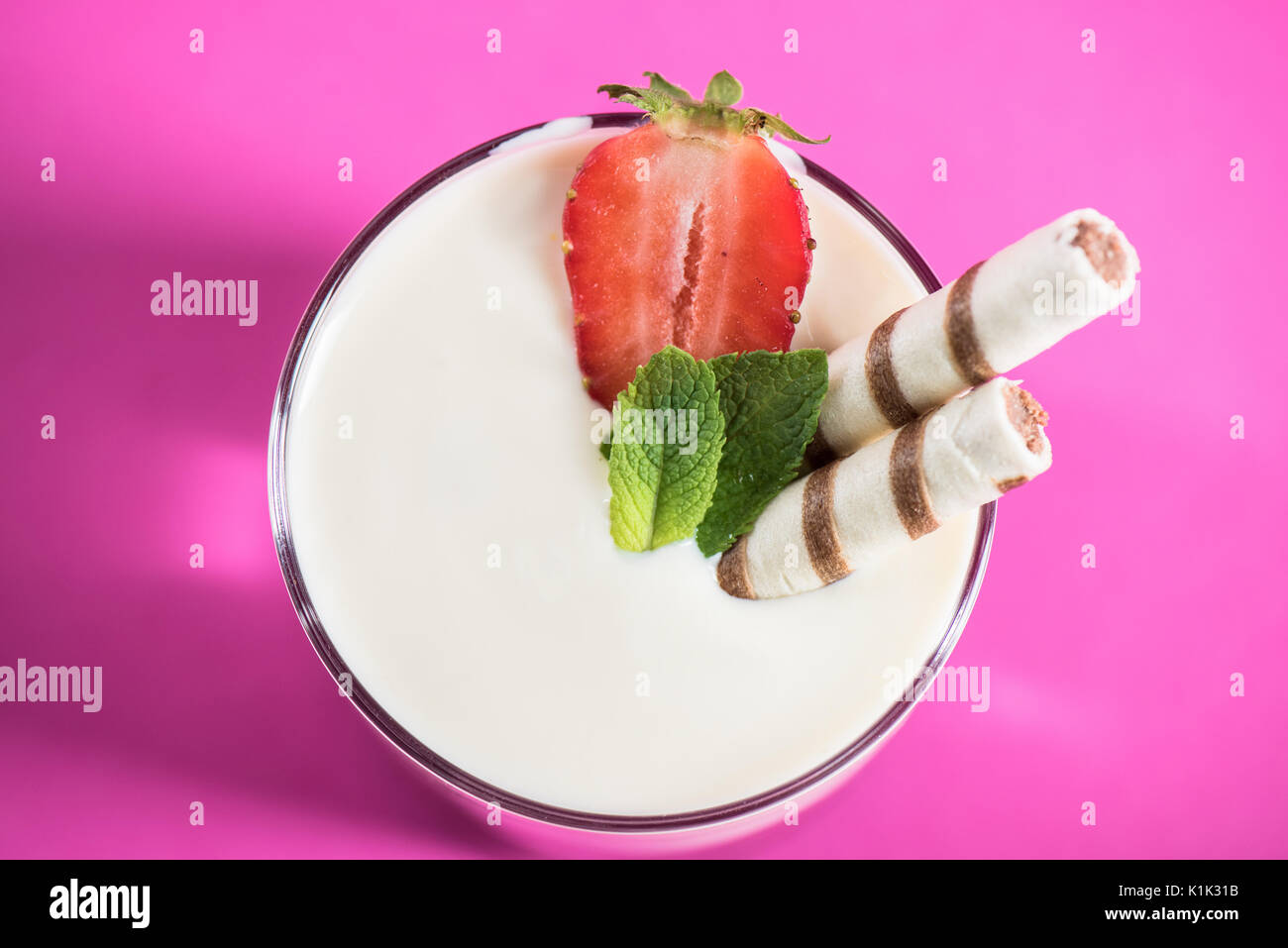 Frullato fresco con fragola e menta e Cannucce di dolci in rosa Foto Stock