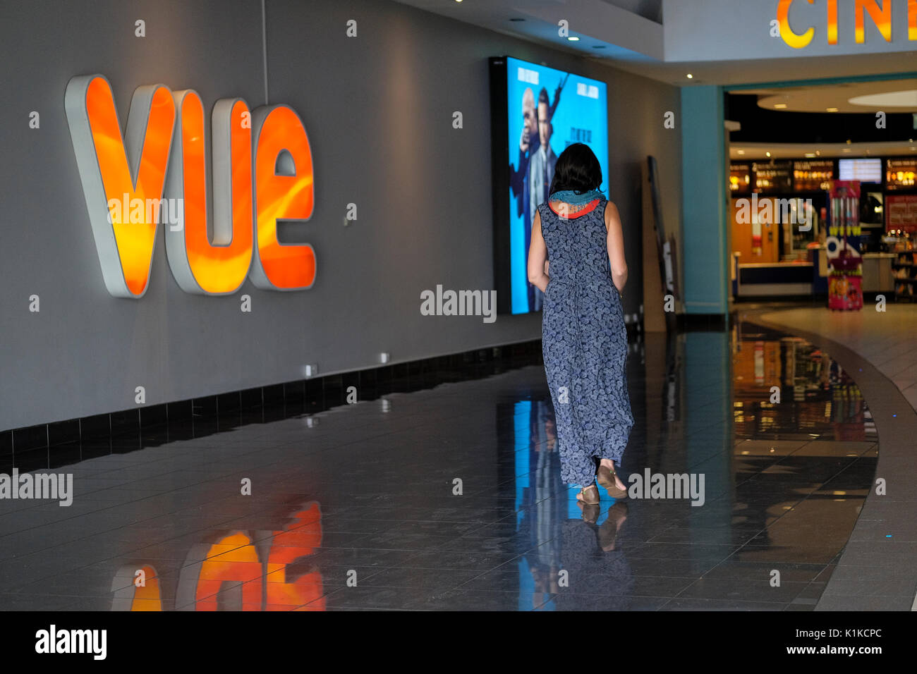 Donna inserendo il Vue Cinema a Southport, Regno Unito Foto Stock