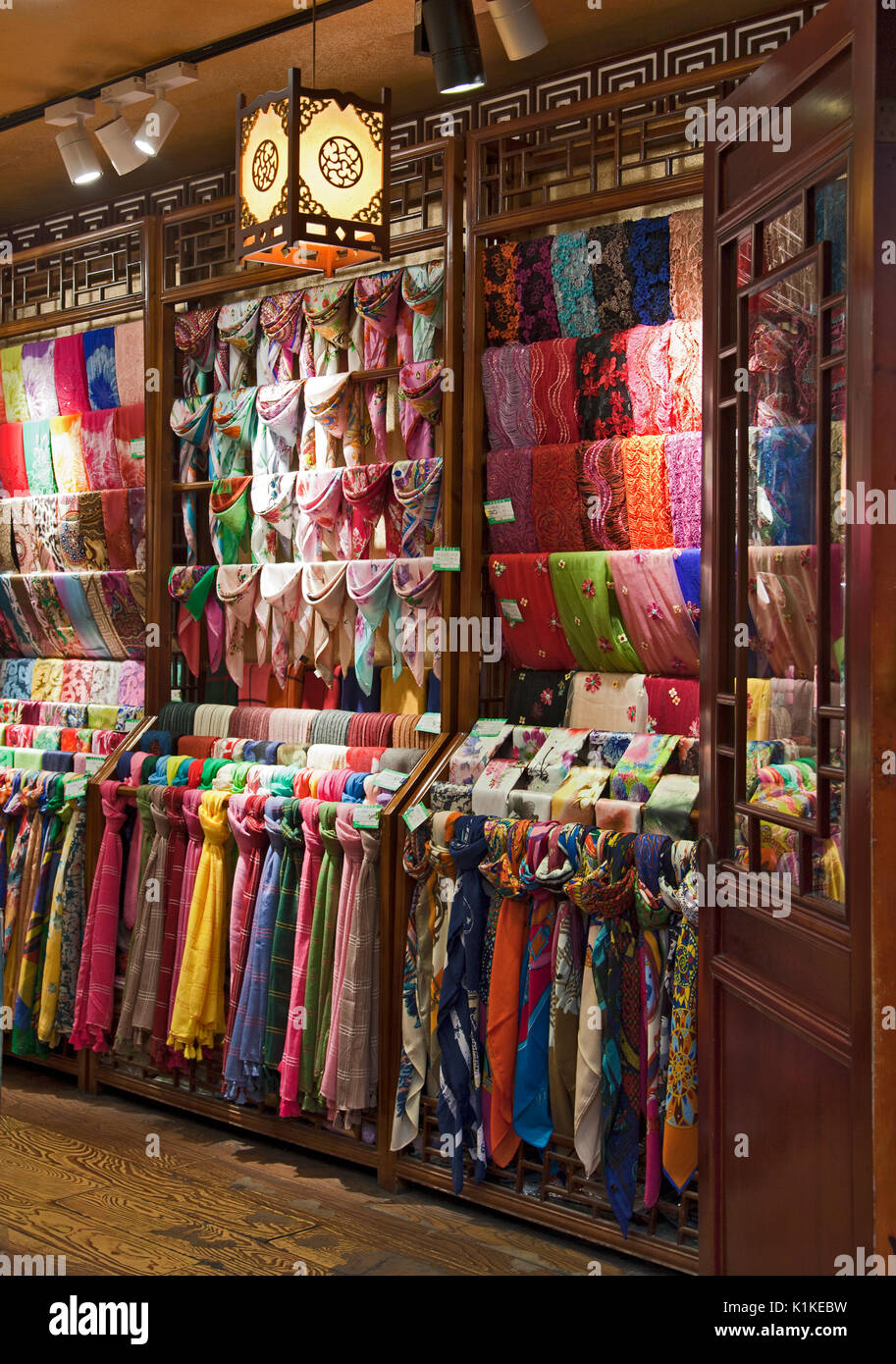 Brillantemente colorate sciarpe di seta tentare passando gli amanti dello  shopping in questo negozio sulla strada principale di Ciqikou Città  Vecchia, Chongqing, la Cina Foto stock - Alamy