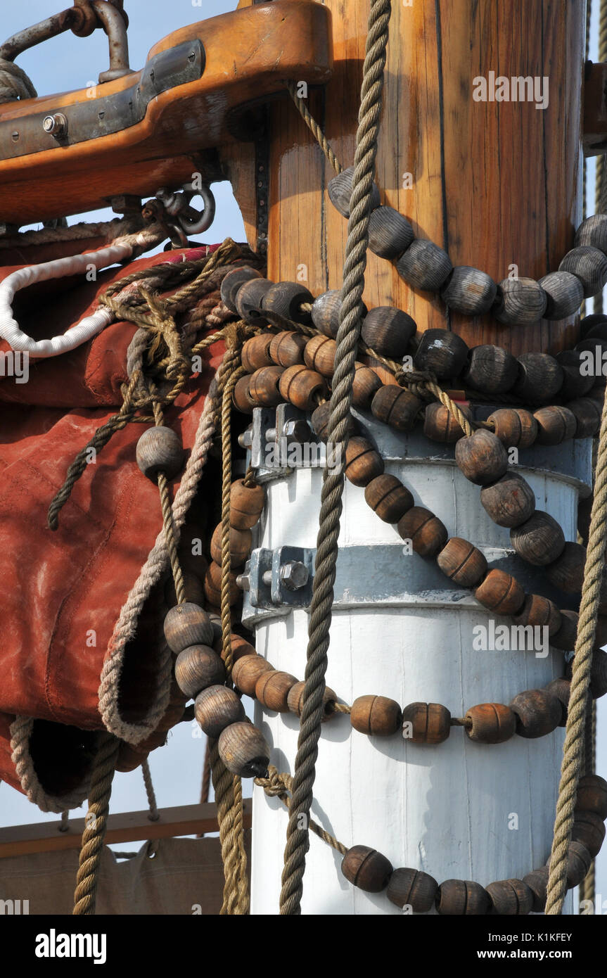 Antiche navi a vela e attrezzature di coperta oblò amache e perni belaying funi e affronta i piloni ed i longheroni di bracci portelli e ponti ottone Foto Stock