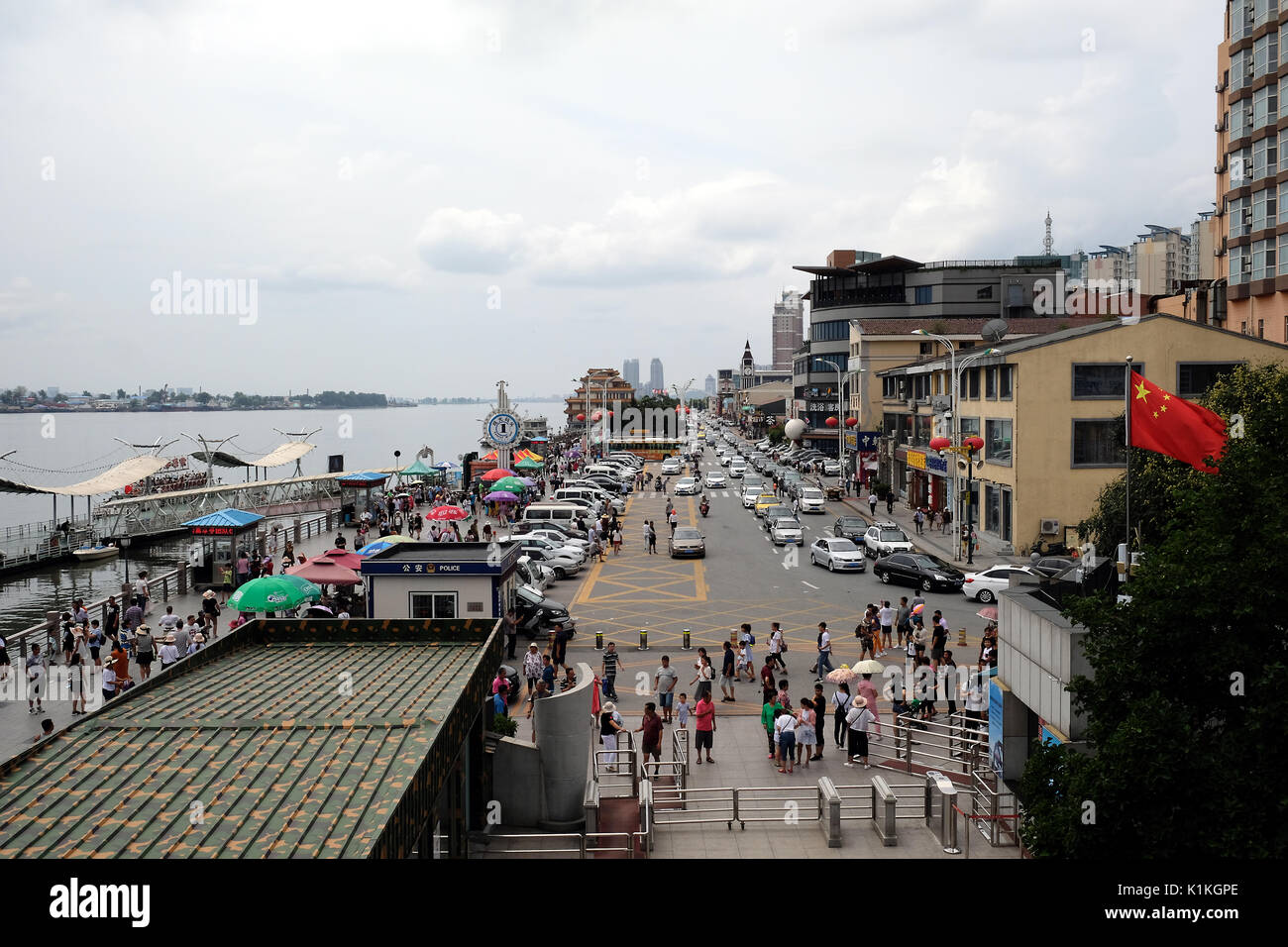 Dandong, provincia di Liaoning, Cina - 31 Luglio 2017: lungomare del centro cittadino di Dandong sia sul fiume Yalu fronte Sinuiju, la Corea del Nord. Foto Stock