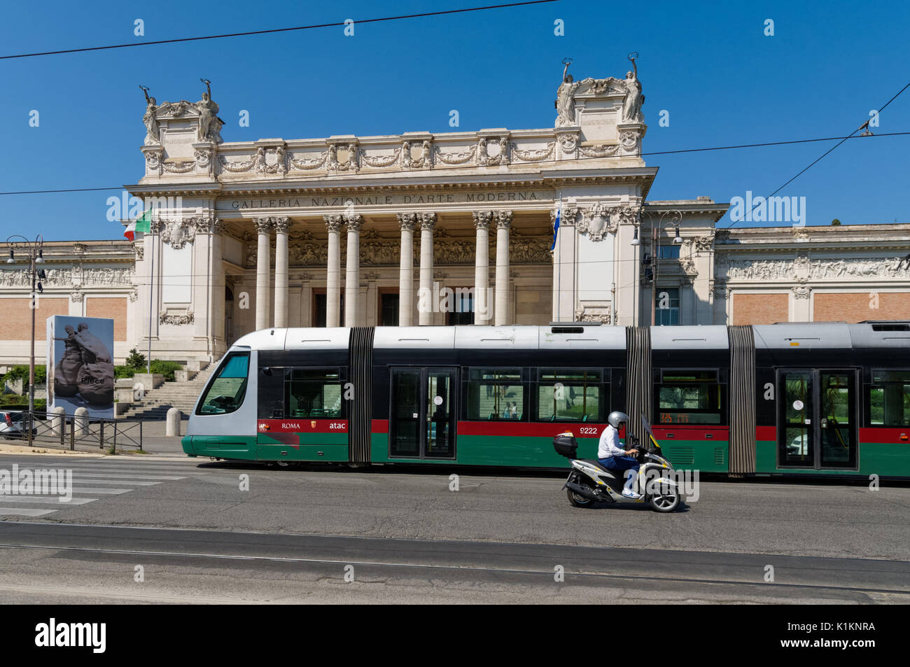Moderno tram davanti della Galleria Nazionale di Arte Moderna e Contemporanea di Roma, Italia Foto Stock