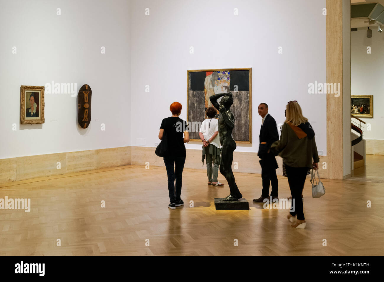 Visitatori presso la Galleria Nazionale di Arte Moderna di Roma, Italia Foto Stock
