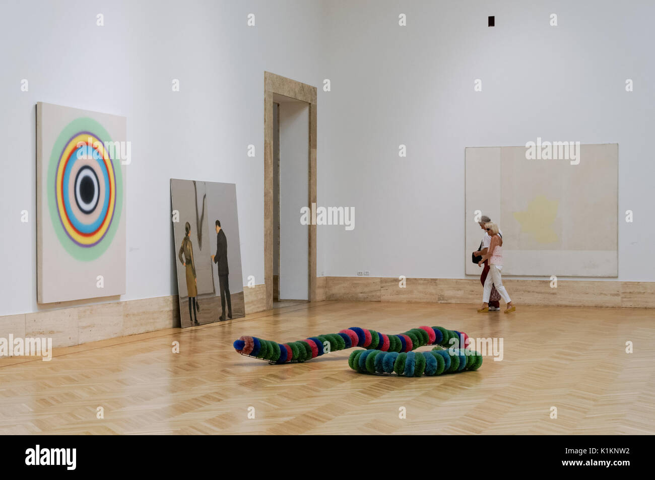 Visitatori presso la Galleria Nazionale di Arte Moderna di Roma, Italia Foto Stock