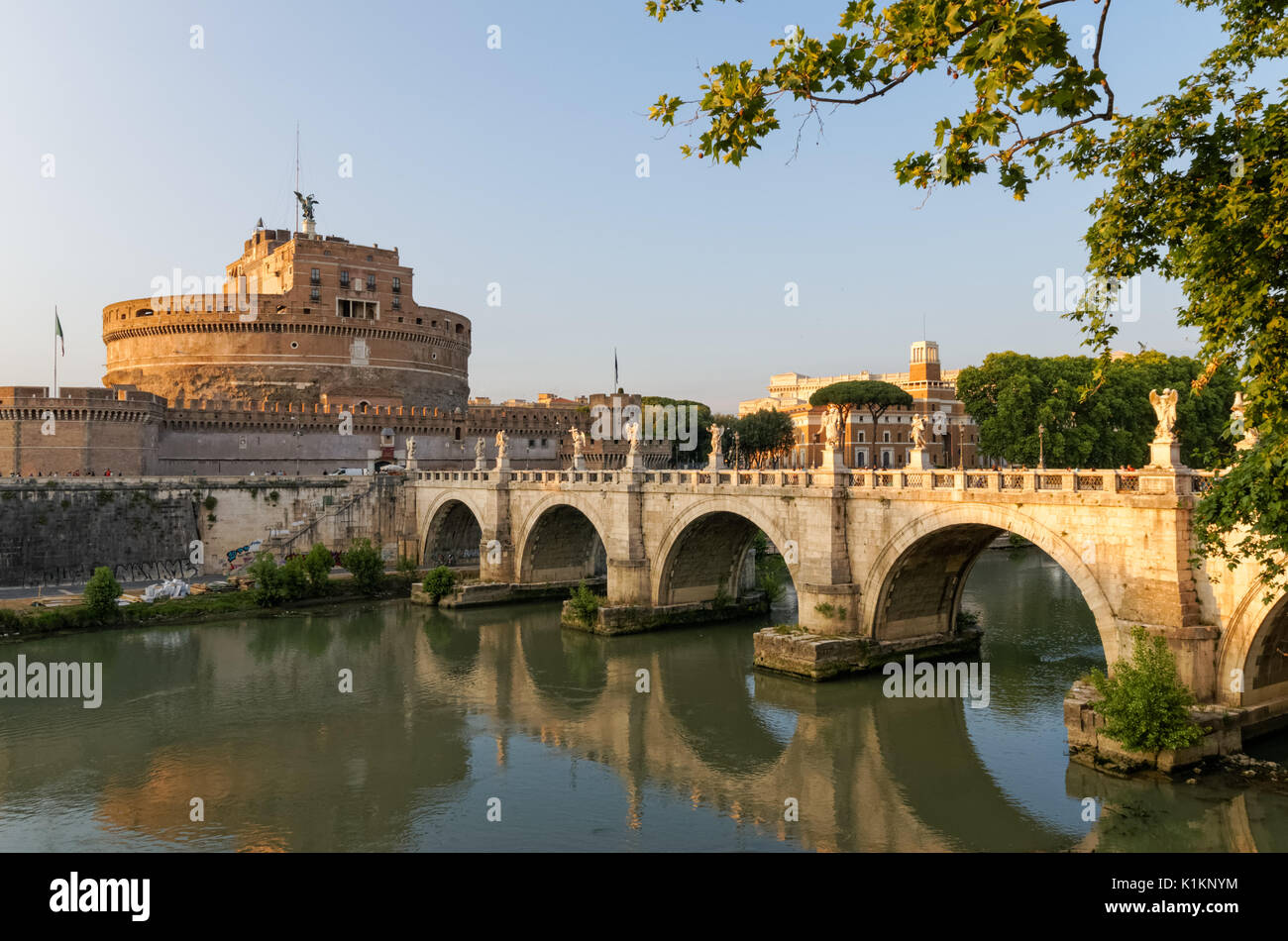 Il Castel Sant'Angelo e il Sant'Angelo ponte sul fiume Tevere a Roma, Italia Foto Stock