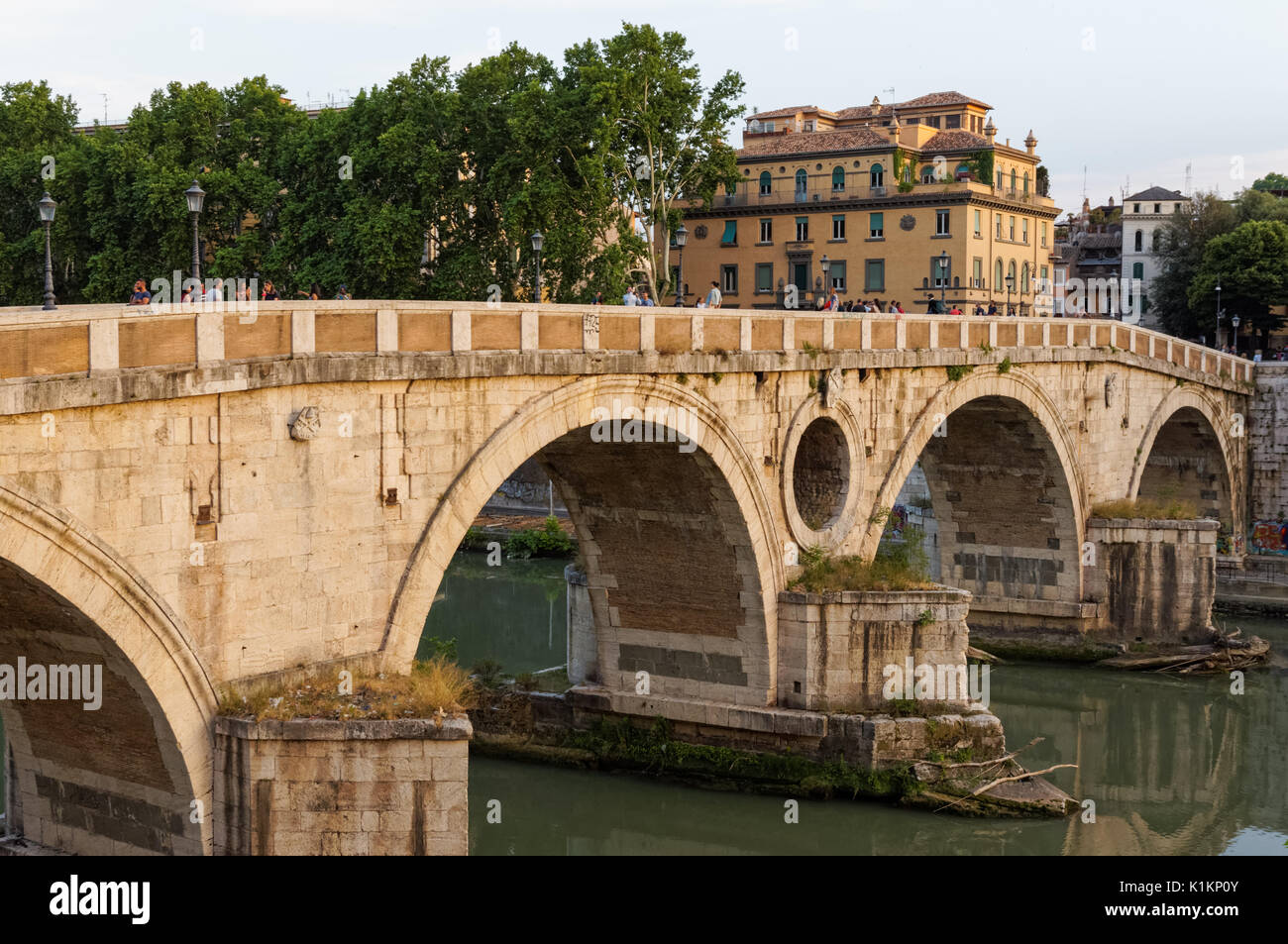 Ponte Sisto oltre il fiume Tevere a Roma, Italia Foto Stock