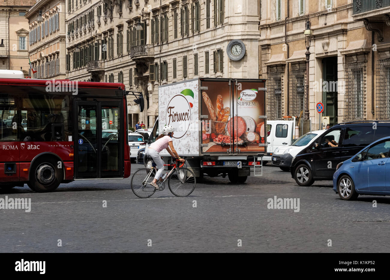 Giovane donna ciclismo su Corso Vittorio Emanuele II in Roma, Italia Foto Stock