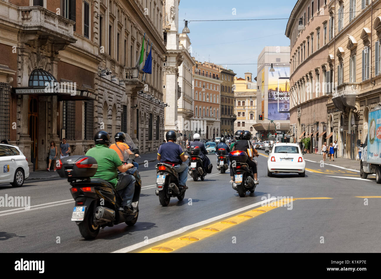 Persone su ciclomotori e moto su Corso Vittorio Emanuele II in Roma, Italia Foto Stock