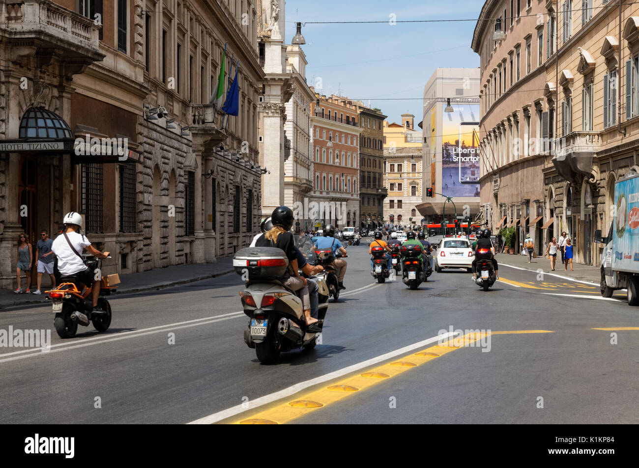 Persone su ciclomotori e moto su Corso Vittorio Emanuele II in Roma, Italia Foto Stock