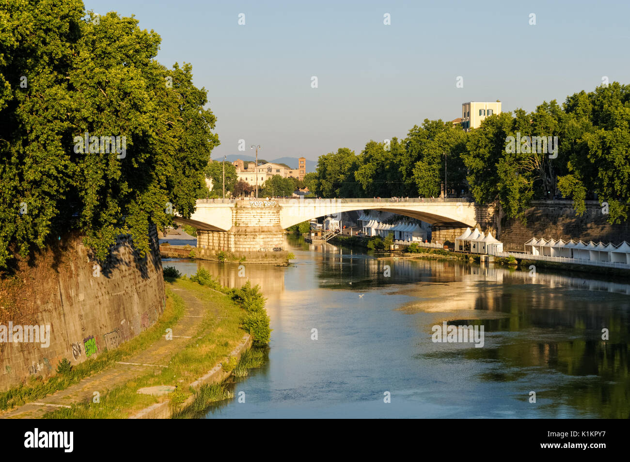 Il fiume Tevere con il Ponte Garibaldi a Roma, Italia Foto Stock