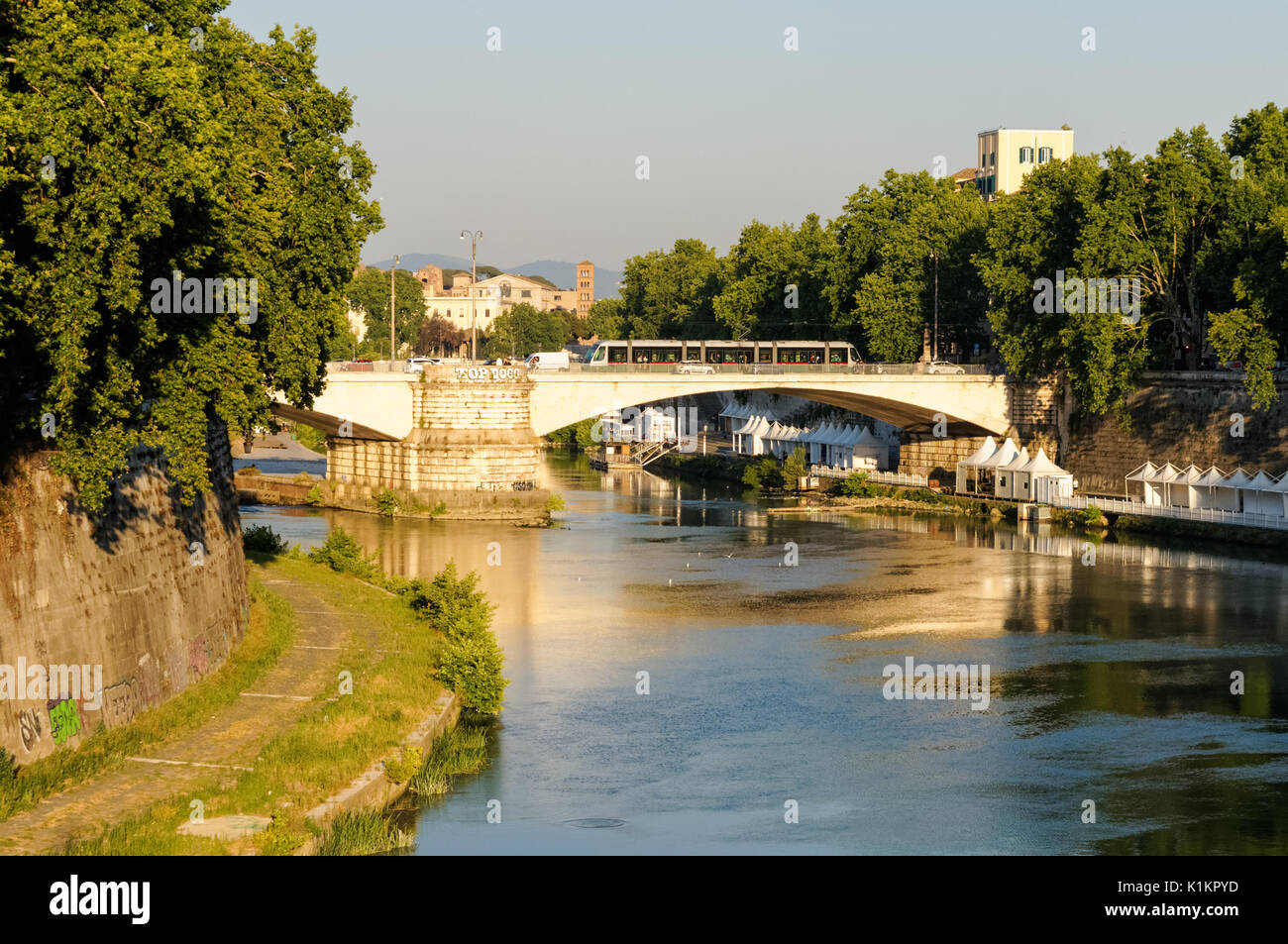 Il fiume Tevere con il Ponte Garibaldi a Roma, Italia Foto Stock