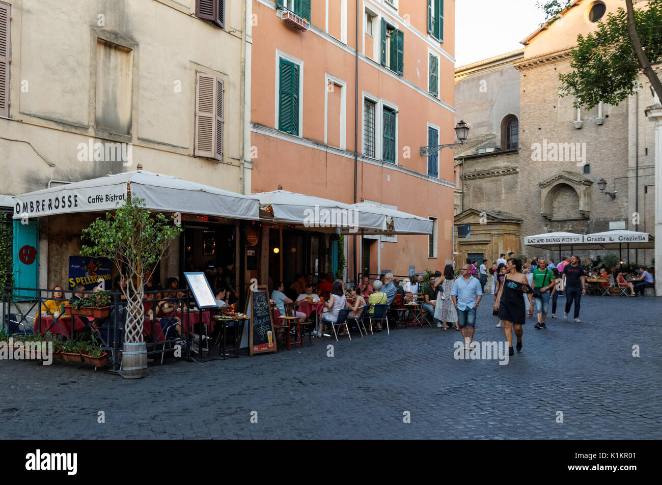 I turisti in visita a ristoranti di Trastevere, Roma, Italia Foto Stock