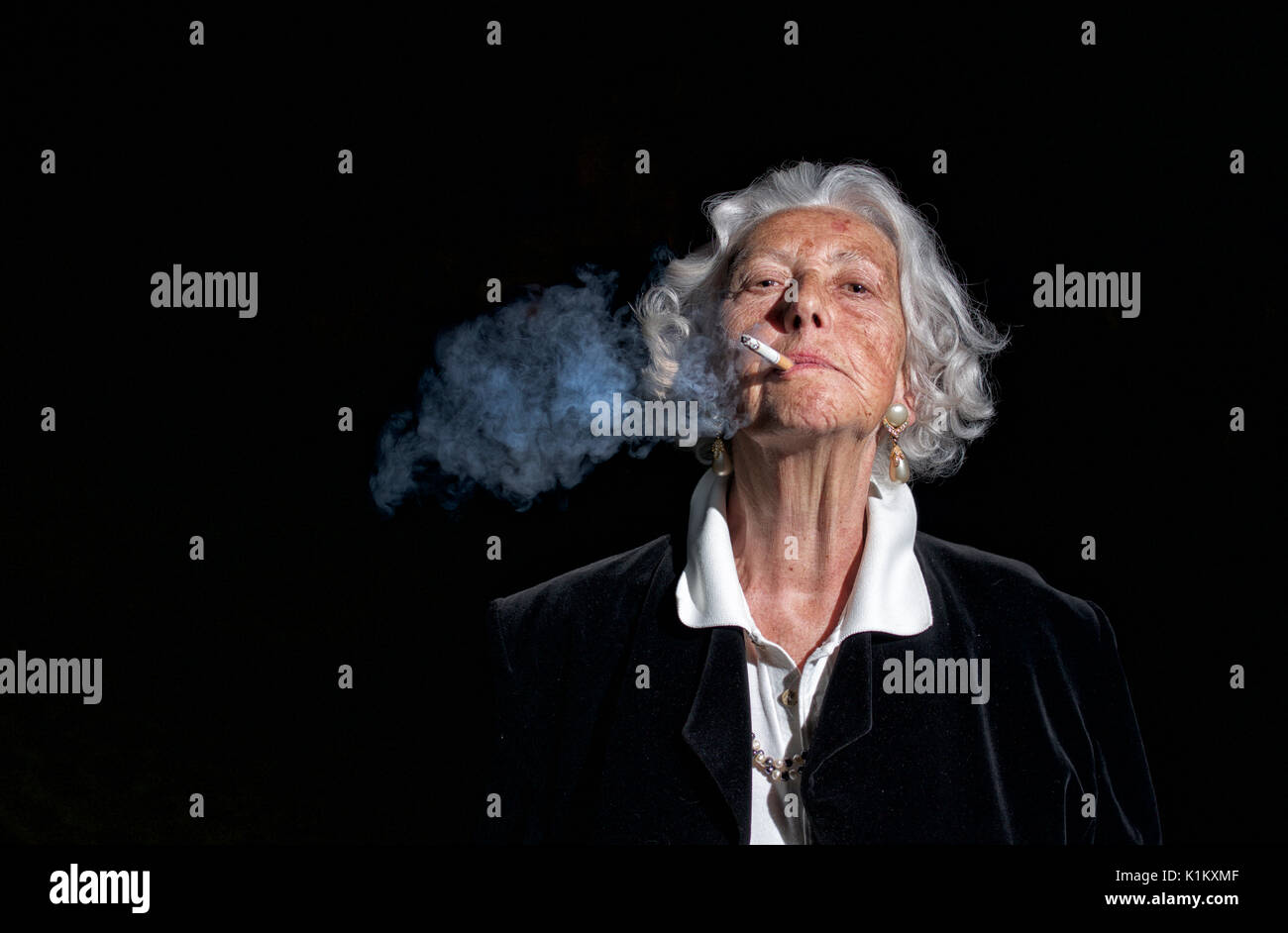Signora anziana fumatori ritratto Foto Stock