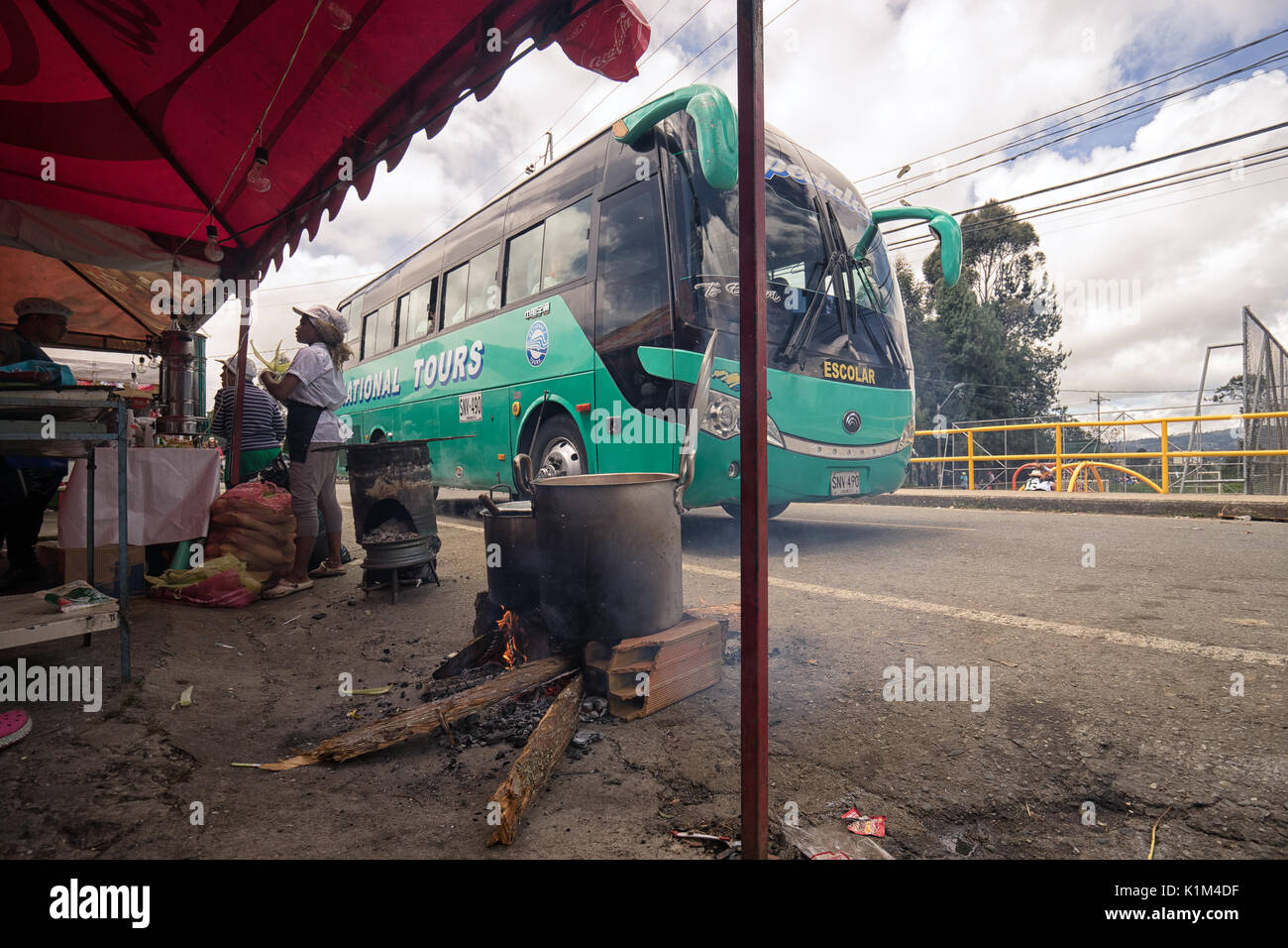 Il 6 agosto 2017 a Medellin, Colombia: il cibo è sempre disposta di fianco alla strada su un fuoco di legno durante il lungo weekend del festival dei fiori fiesta Foto Stock