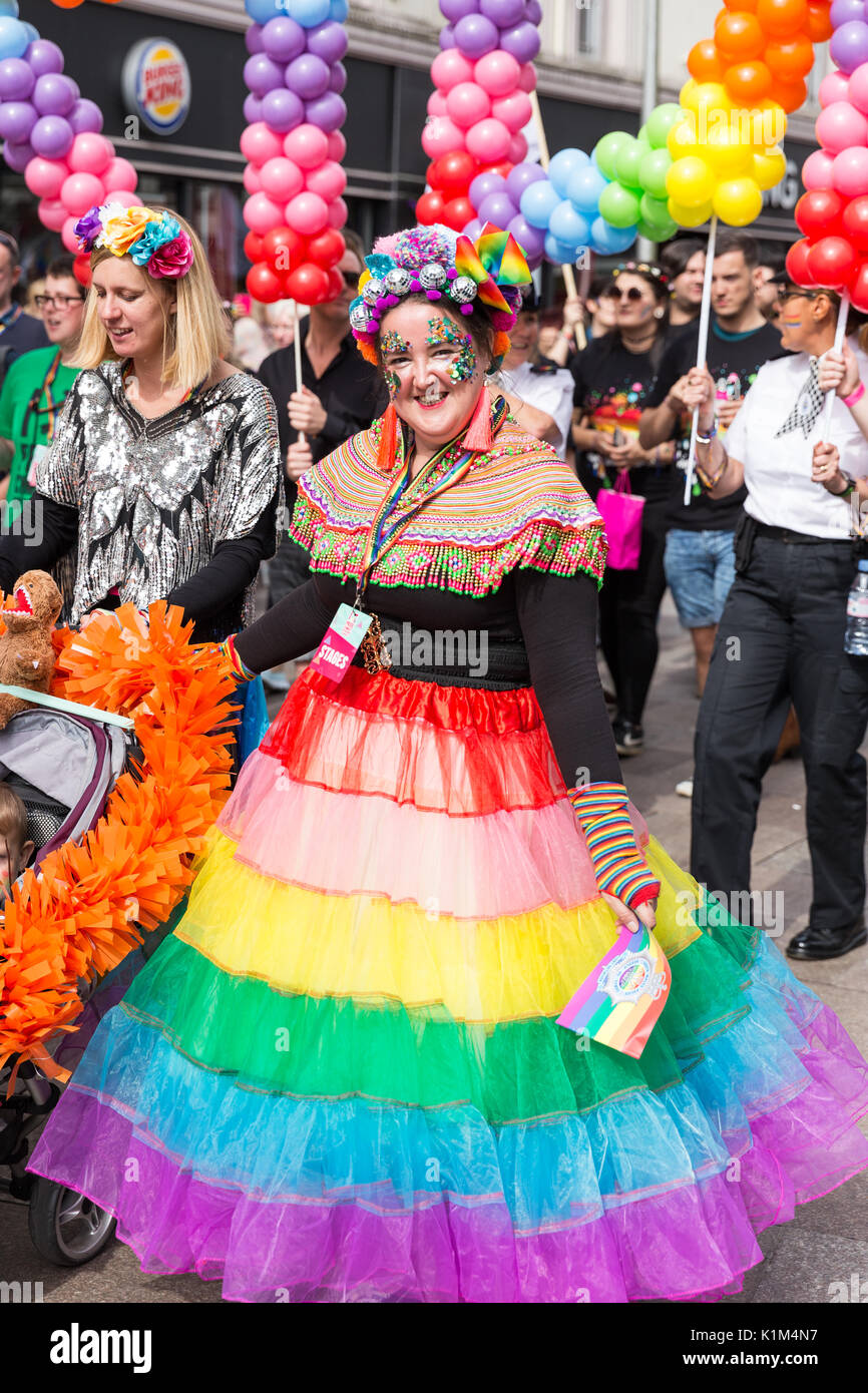 Una donna in un abito arcobaleno con una gonna color arcobaleno