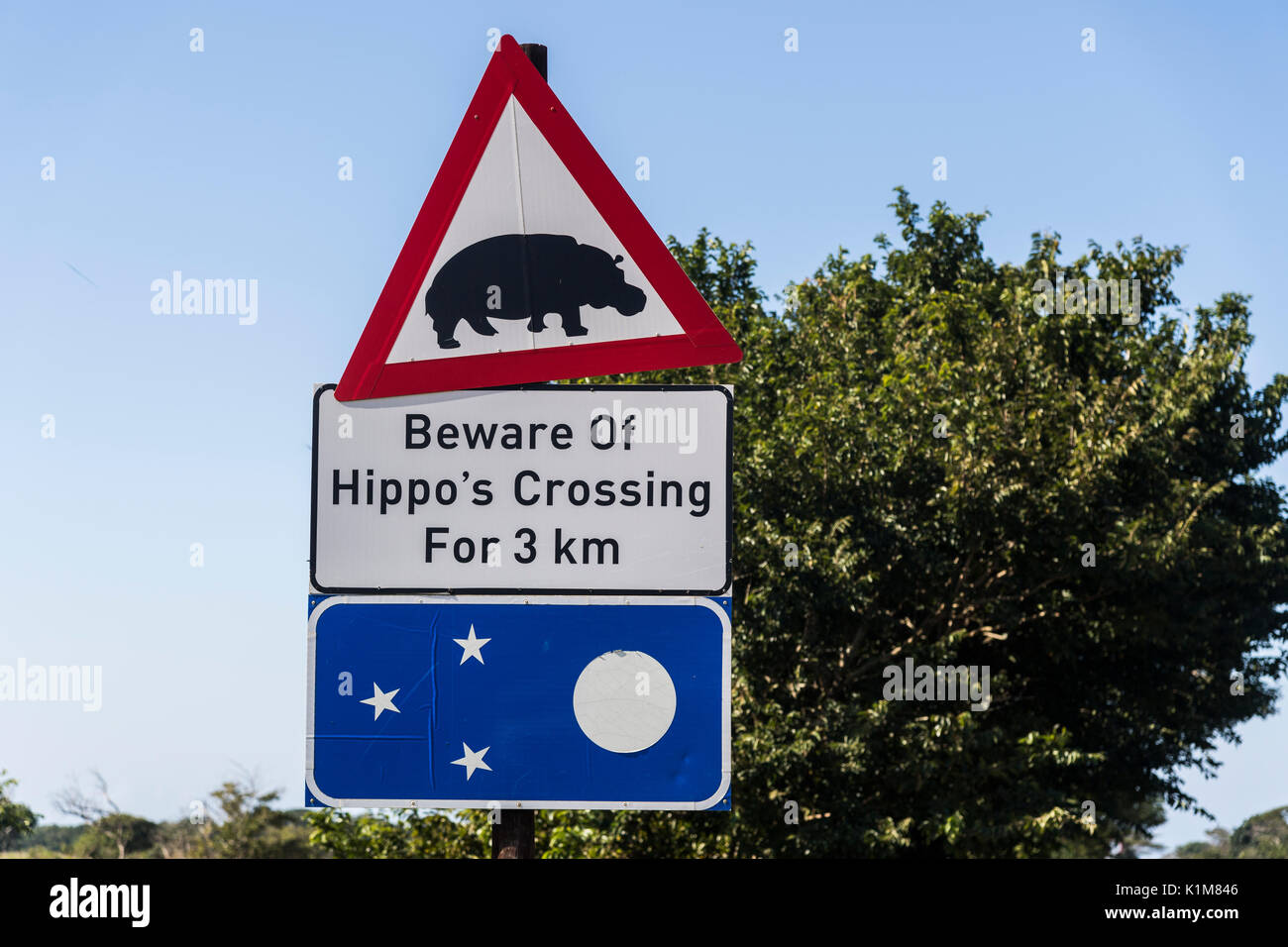 Attenzione di ippopotami Crossing, cartello di avviso, iSimangaliso Wetland Park, KwaZulu-Natal, Sud Africa Foto Stock