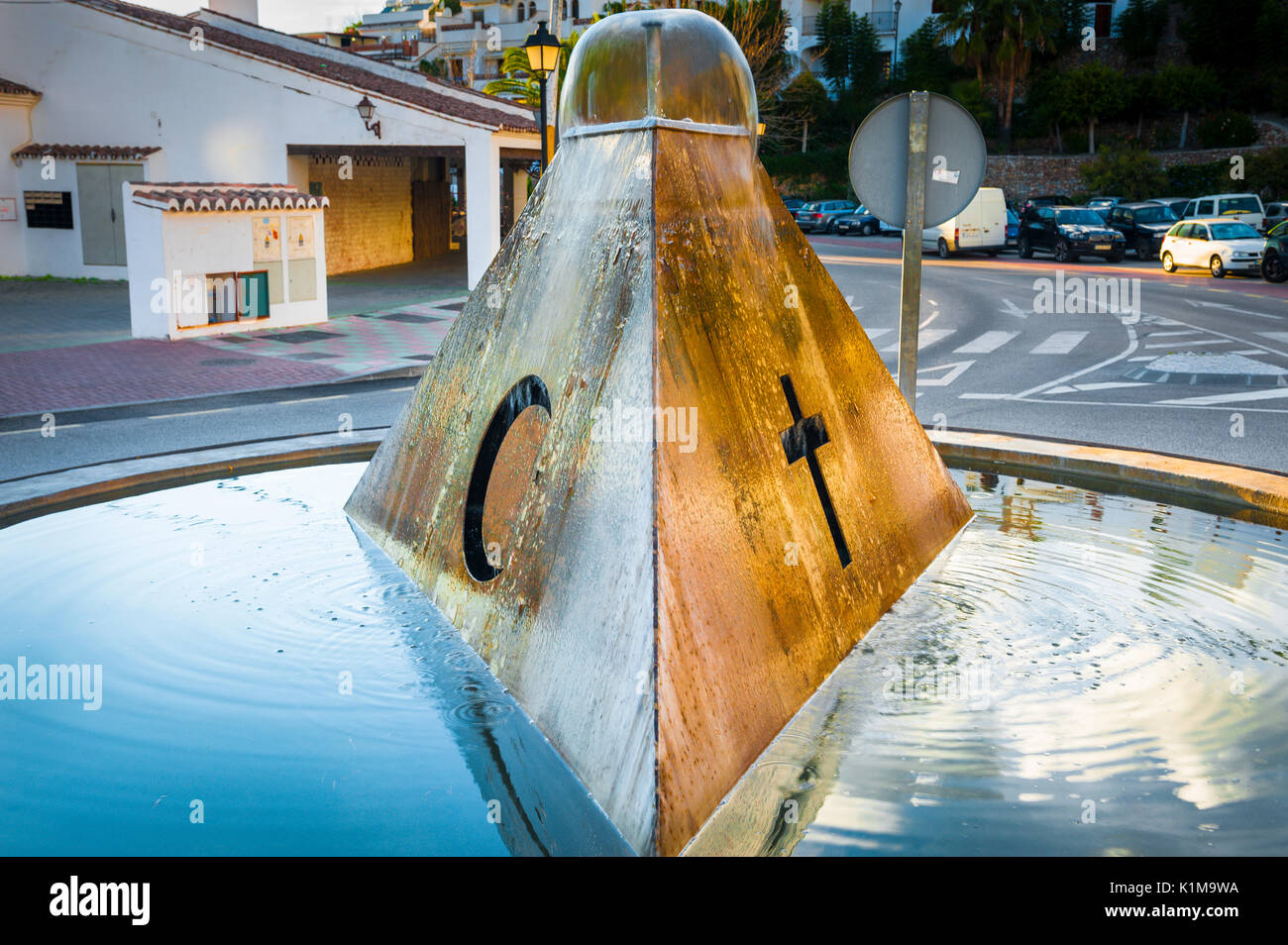 La fontana di tre culture nel villaggio di Frigiliana significa la coesistenza armoniosa di cultura cristiana, musulmana ed ebraica nella regione. Foto Stock