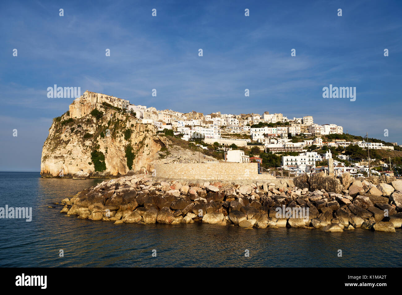 Vista di Peschici, in provincia di Foggia, Puglia, Gargano, Mare Adriatico, Italia Foto Stock