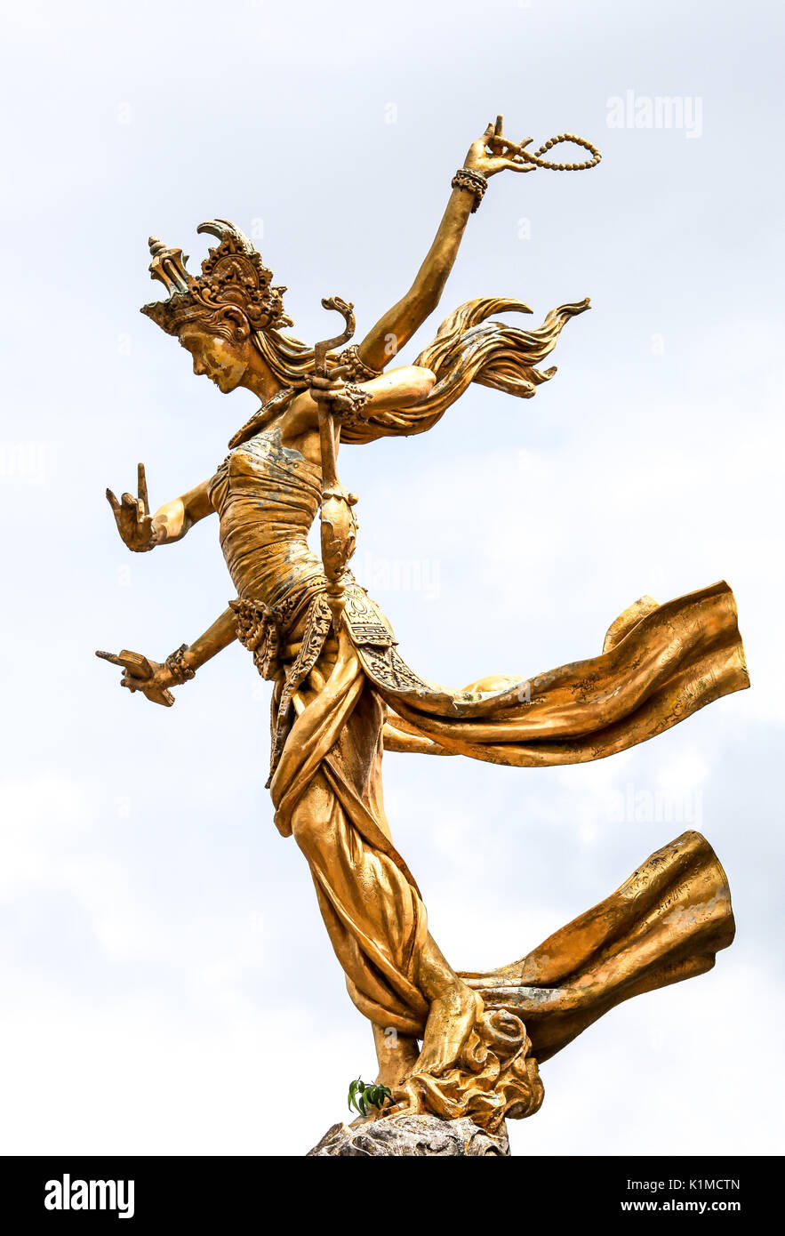 Il balinese statua della tradizionale ballerina sullo sfondo del cielo, isola di Bali, Indonesia Foto Stock