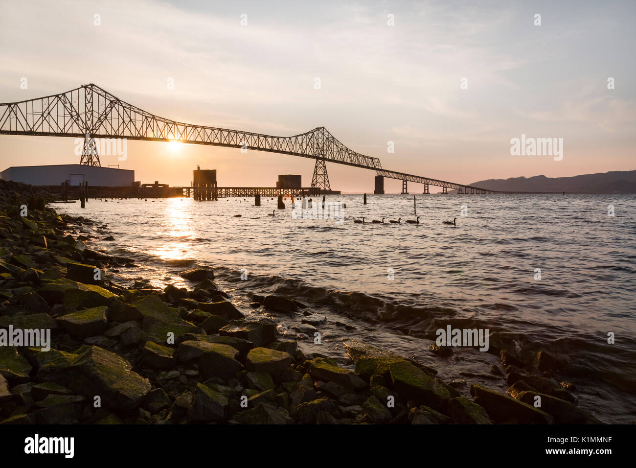 Vista al tramonto della storica Astoria ponte che attraversa il fiume Columbia, Oregon, Stati Uniti d'America Foto Stock