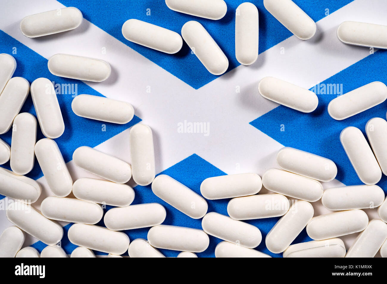 Pillole di bianco sulla bandiera scozzese sfondo Foto Stock