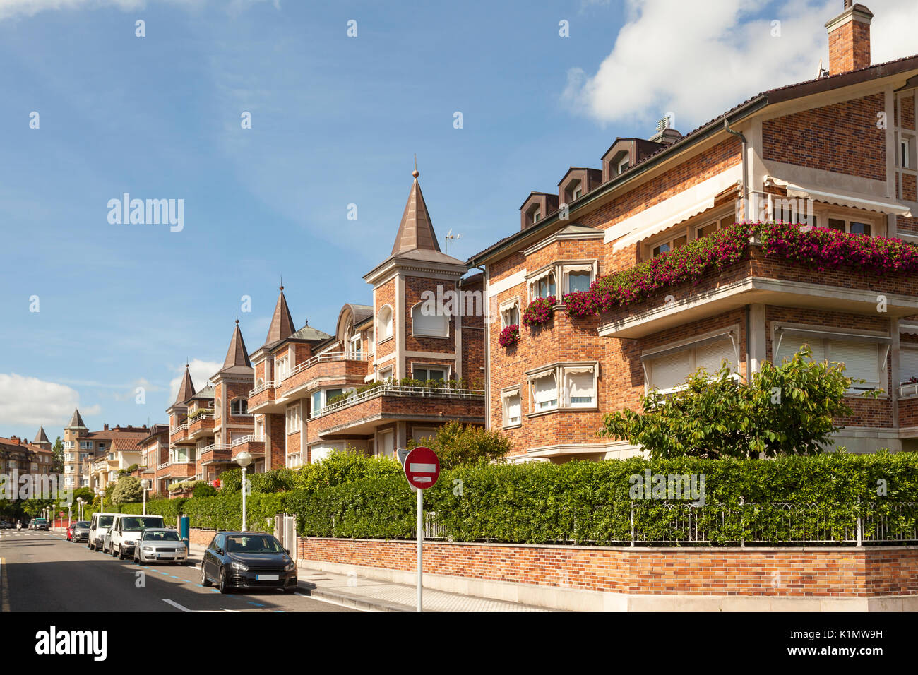 Strada residenziale nella città di San Sebastian Donostia. Paesi Baschi, Spagna Foto Stock