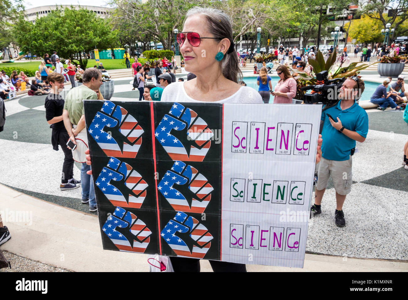 Miami Florida,Downtown,Government Center,March for Science,protesta,rally,fiera della scienza,donna femminile,insegnante,segno,poster,FL170430173 Foto Stock