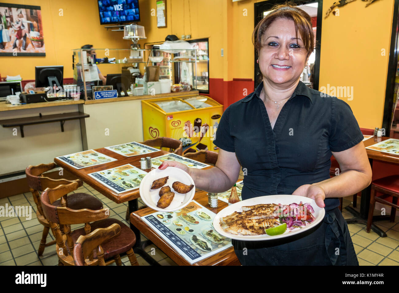 Miami Florida,Downtown,El Cacique,ristorante ristoranti ristoranti ristoranti ristoranti ristoranti ristoranti caffè, cibo cubano,ristoranti,donne ispaniche donne,cameriere server dipendente Foto Stock