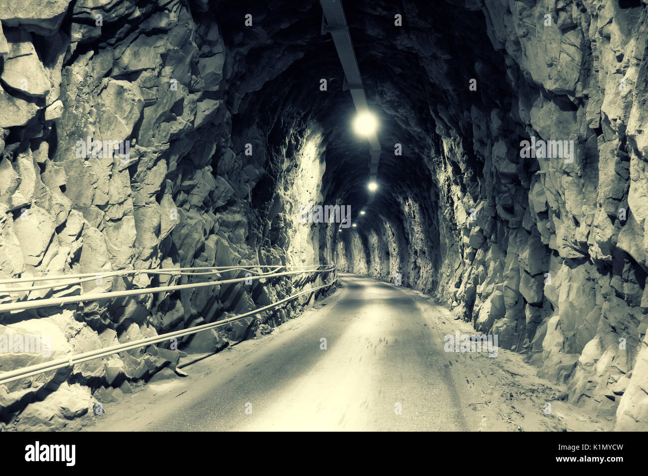 Buio del tunnel in montagna con illuminazione drammatica Foto Stock