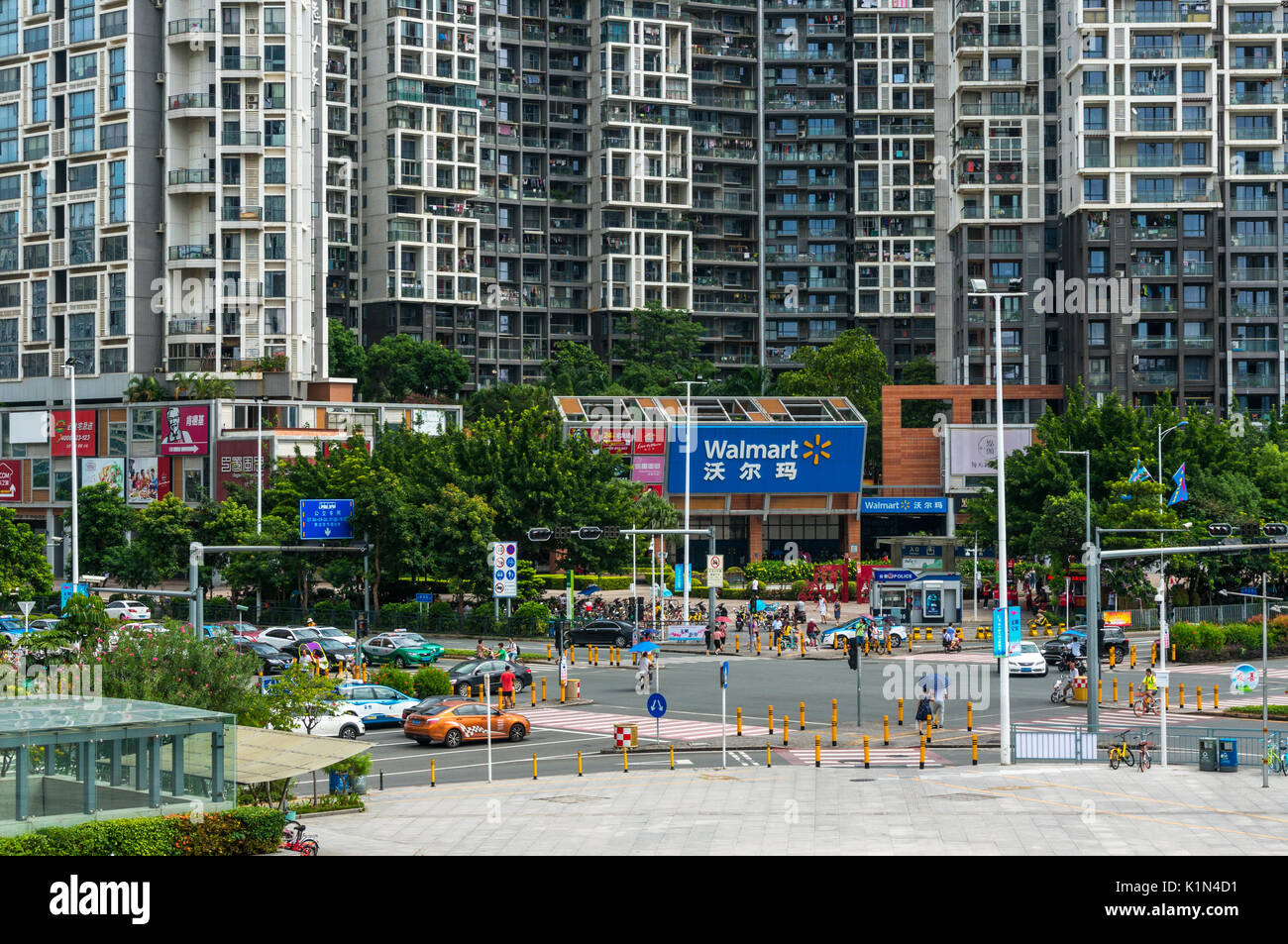 Cina walmart tra edifici residenziali in cinese medio comunitario di classe a Shenzhen, Cina Foto Stock
