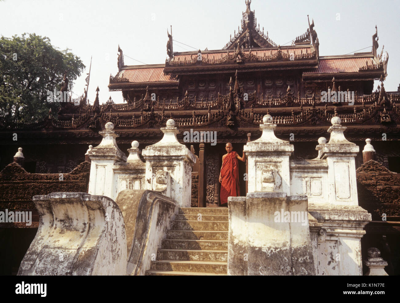 Shwenandaw Kyaung (legno antico monastero buddista), Mandalay Birmania (Myanmar) Foto Stock