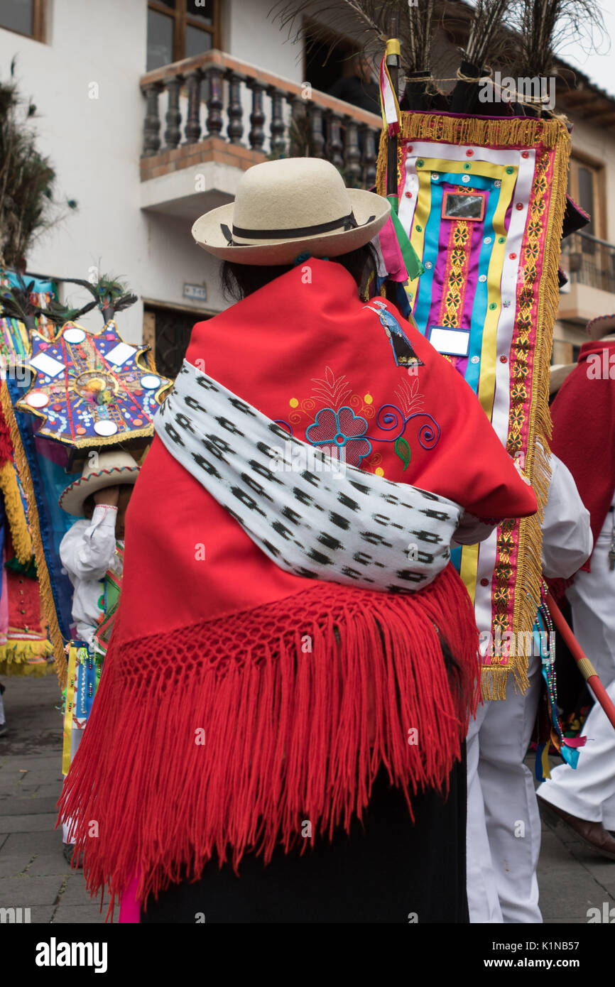 Donna in abiti tradizionali presso il Corpus Christi parade di Pujili Ecuador Foto Stock