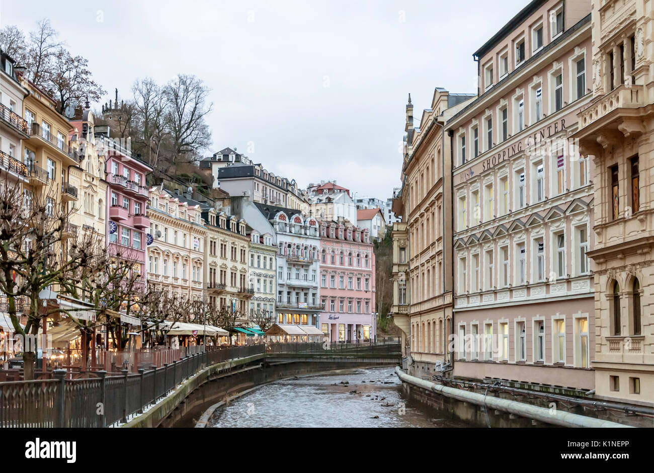 Karlovy Vary o Carlsbad, Repubblica Ceca - Dicembre 17, 2015: questa città termale è intitolato a Carlo IV del Sacro Romano Imperatore e Re di Boemia. Foto Stock