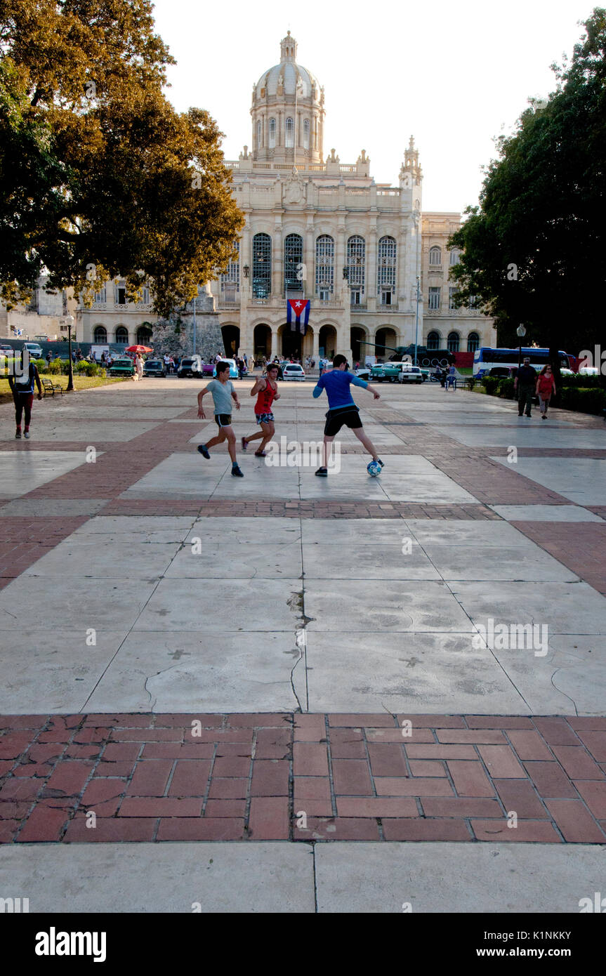 Ragazzi che giocano a calcio davanti al Palazzo Presidenziale di Havana Cuba Foto Stock