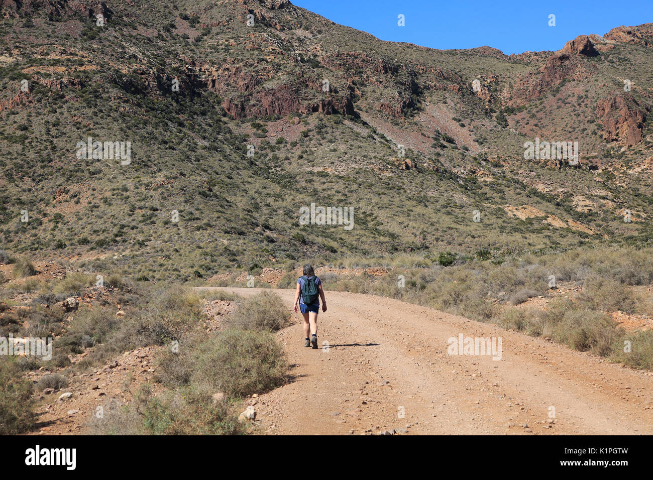 Donna che cammina nel Parco Nazionale Cabo de Gata, Monsul, nei pressi di San José, Almeria, Spagna Foto Stock