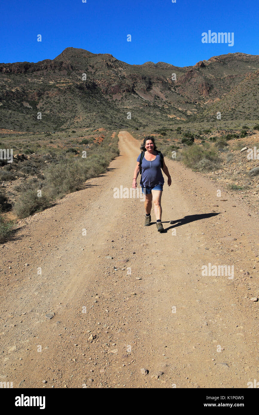 Donna che cammina nel Parco Nazionale Cabo de Gata, Monsul, nei pressi di San José, Almeria, Spagna Foto Stock