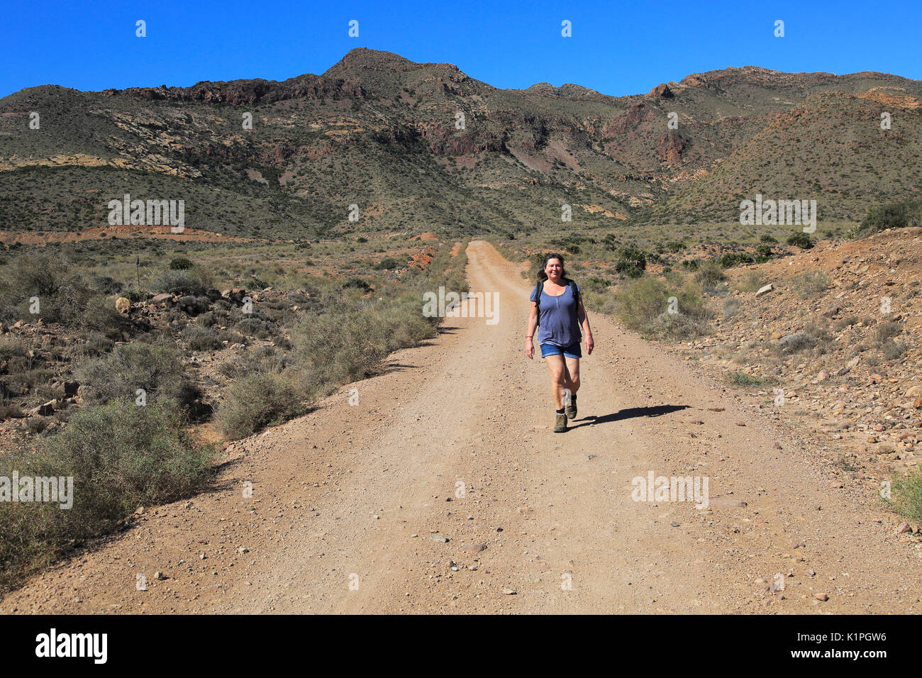 Donna che cammina nel Parco Nazionale Cabo de Gata, Monsul, nei pressi di San José, Almeria, Spagna Foto Stock
