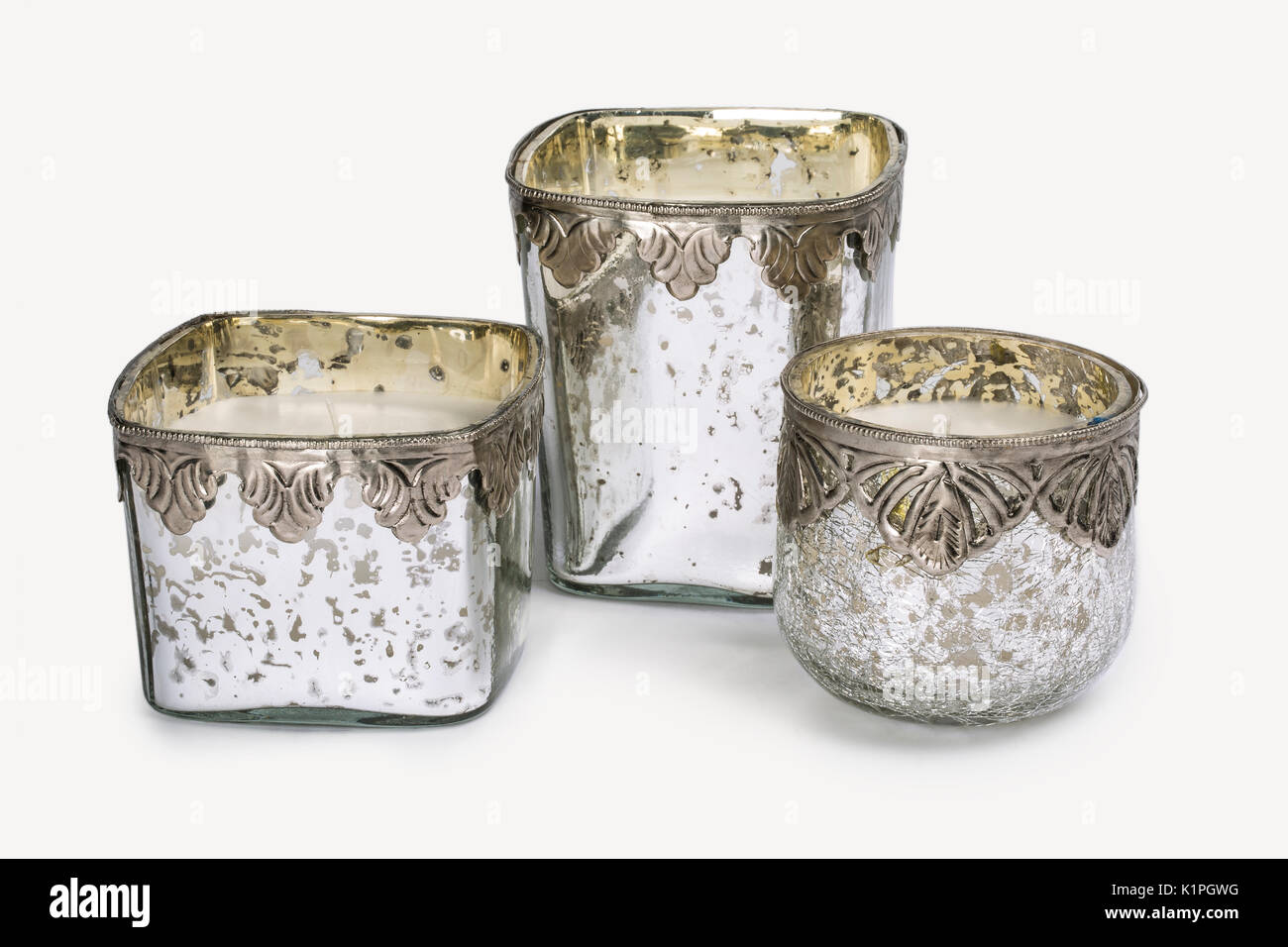 Chiudere l immagine dei tre round rustico argento e oro vetro CRACKLED portacandele e candele isolato su sfondo bianco Foto Stock