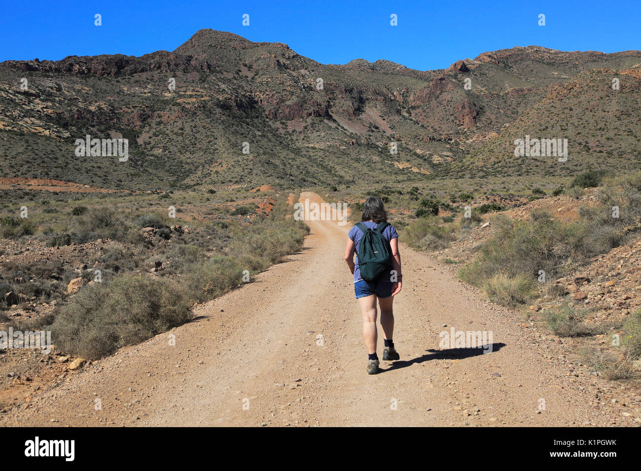 Donna che cammina nel Parco Nazionale Cabo de Gata, Monsul, nei pressi di San José, Almeria, Spagna Foto Stock