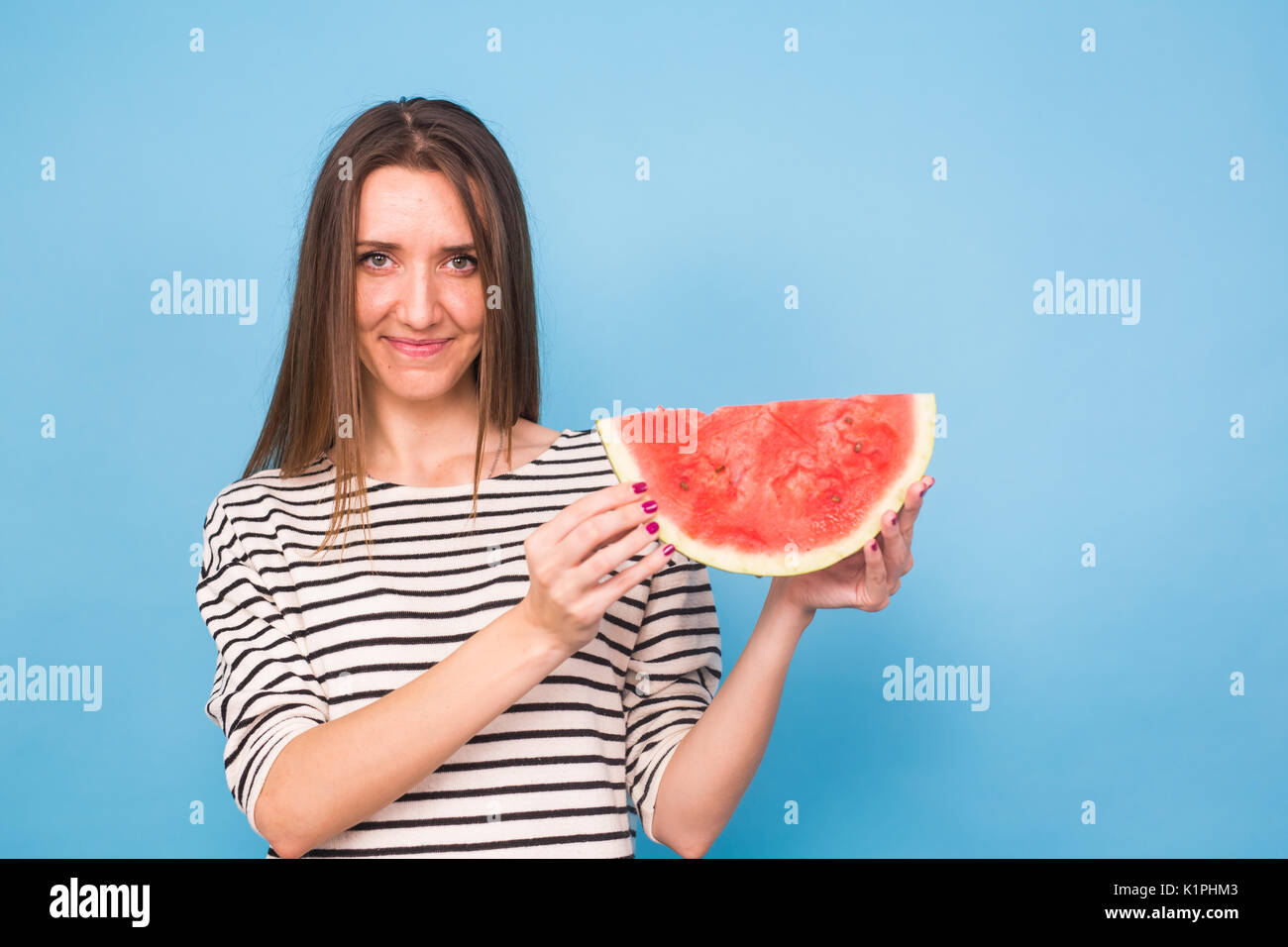 Estate, vacanze, dieta e vegani concetto - Bella sorridente giovane donna holding anguria. Foto Stock