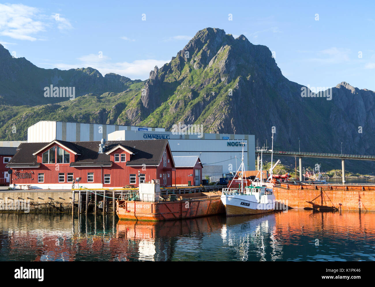 Edifici industriali nel porto di Svolvaer, Isole Lofoten, Nordland, Norvegia Foto Stock