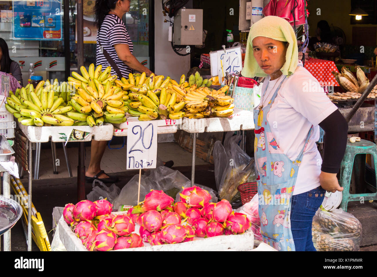 Donna fornitore di frutta, Nonthaburi, Tailandia Foto Stock